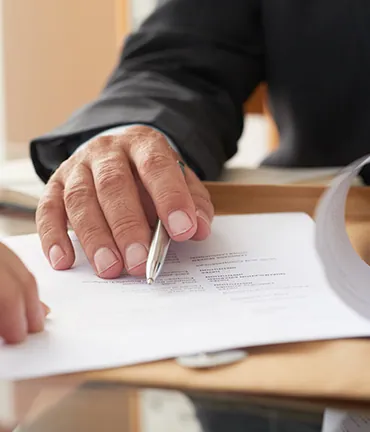Advogado de sucessões mostrando detalhes de um contrato para o cliente