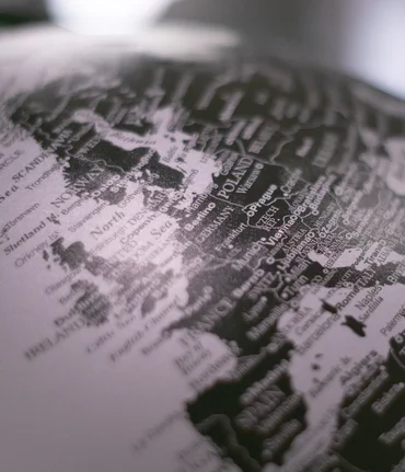 mapa mundi representado em um globo
